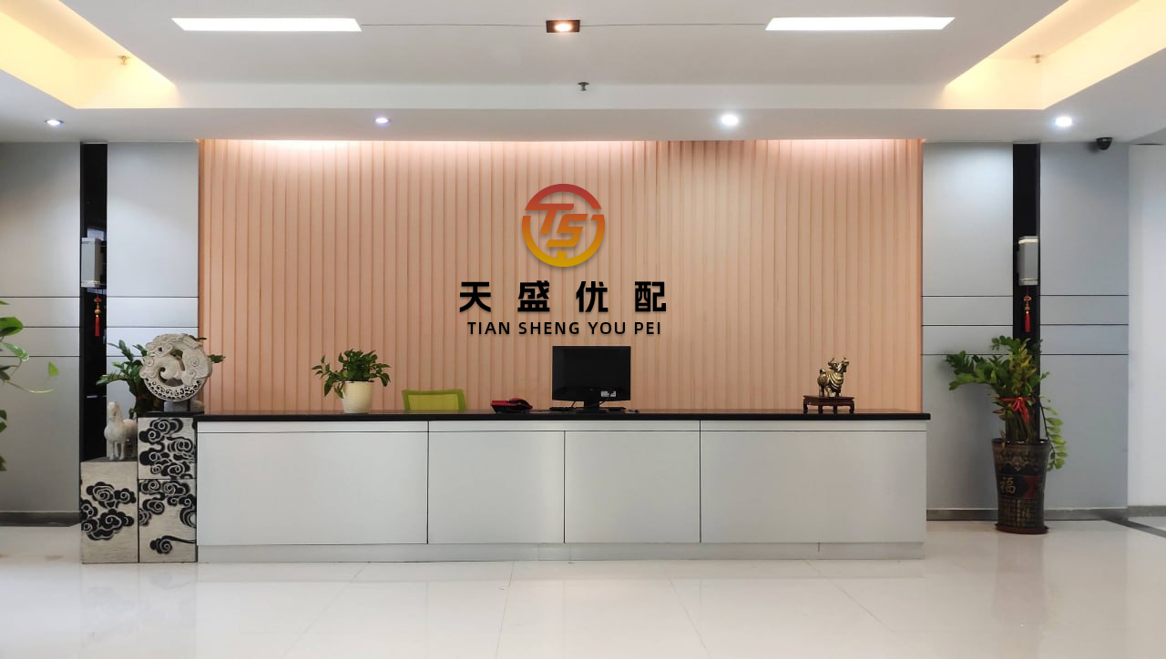 天弘优配 被这一幕狠狠戳中！男孩坐着妈妈的三轮车写作业，网友：车上载着未来...
