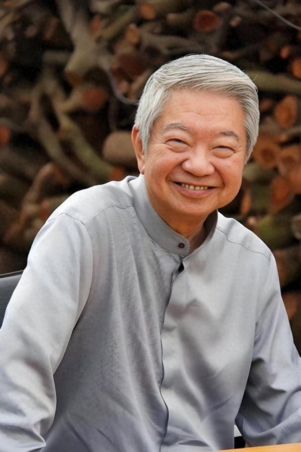 掌心策略 蔡澜家庭情况：父亲是诗人，母亲和姐姐都是校长，一生丁克无子女