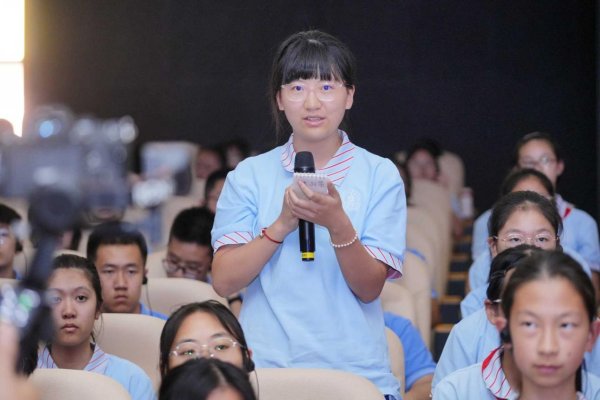 钱盈配 成都这所中学“开学第一课”，学子当场“拷问”诺奖得主，太敢了